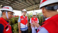 Petugas tengah memastikan distribusi energi tetap terjaga selama Lebaran. Foto:Istimewa