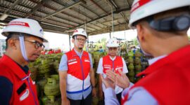 Petugas tengah memastikan distribusi energi tetap terjaga selama Lebaran. Foto:Istimewa