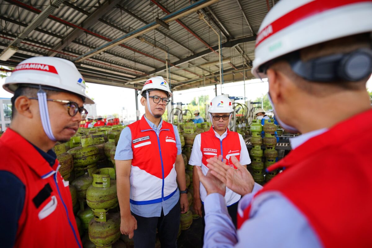 Petugas tengah memastikan distribusi energi tetap terjaga selama Lebaran. Foto:Istimewa