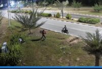 Aksi terduga pelaku pencurian perangkat lampu lalu lintas terekam kamera CCTV di simpang KDA beberapa hari lalu. Foto:Istimewa/Dishub
