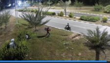 Aksi terduga pelaku pencurian perangkat lampu lalu lintas terekam kamera CCTV di simpang KDA beberapa hari lalu. Foto:Istimewa/Dishub