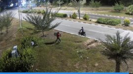 Aksi terduga pelaku pencurian perangkat lampu lalu lintas terekam kamera CCTV di simpang KDA beberapa hari lalu. Foto:Istimewa/Dishub