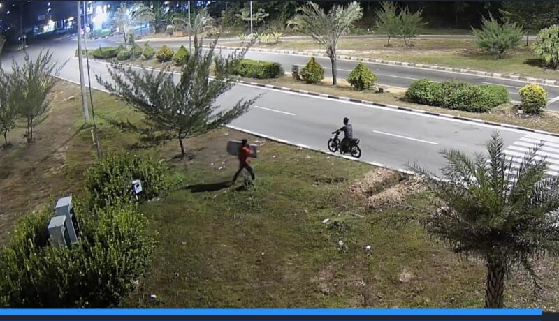 Aksi terduga pelaku pencurian perangkat lampu lalu lintas terekam kamera CCTV di simpang KDA beberapa hari lalu. Foto:Istimewa/Dishub