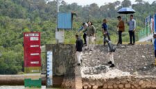 Anggota/Deputi Bidang Pelayanan Umum BP Batam, Ariastuty Sirait, turun langsung meninjau Waduk Sei Harapan dan Waduk Mukakuning, Kamis (26/3/2026). Foto:Humas BP Batam