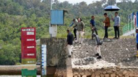 Anggota/Deputi Bidang Pelayanan Umum BP Batam, Ariastuty Sirait, turun langsung meninjau Waduk Sei Harapan dan Waduk Mukakuning, Kamis (26/3/2026). Foto:Humas BP Batam