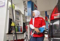 Operator SPBU di wilayah Medan tengah isi BBM beberapa hari lalu. Foto:Istimewa