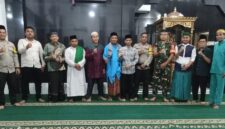 Polsek Batu Aji bersama masyarakat salat Istisqa. Foto:Istimewa