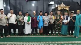 Polsek Batu Aji bersama masyarakat salat Istisqa. Foto:Istimewa