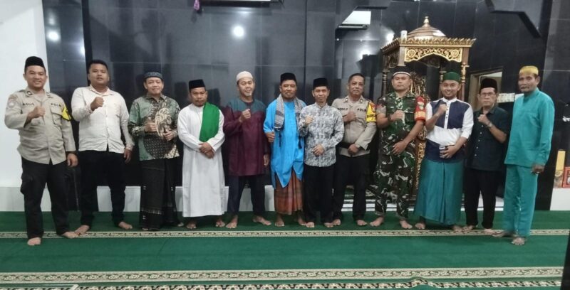 Polsek Batu Aji bersama masyarakat salat Istisqa. Foto:Istimewa