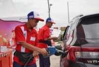 Petugas SPBU tengah mengisi BBM. Foto:Ist