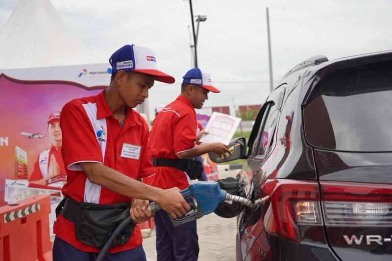 Petugas SPBU tengah mengisi BBM. Foto:Ist