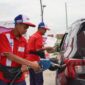 Petugas SPBU tengah mengisi BBM. Foto:Ist