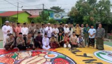 Polsek Batu Aji bersama masyarakat usai salat Istisqa pada Minggu (29/3/2026). Foto:Istimewa