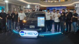 Regional Manager East Agung Toyota, Yunus Arif Prabowo foto bersama pejabat Agung Toyota Batam, usai peluncuran Veloz Hybrid EV di Atrium 2 Grand Batam Mall, Senin (30/3/2026). Matapedia6.com/Luci