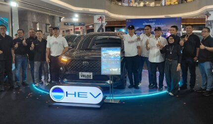 Regional Manager East Agung Toyota, Yunus Arif Prabowo foto bersama pejabat Agung Toyota Batam, usai peluncuran Veloz Hybrid EV di Atrium 2 Grand Batam Mall, Senin (30/3/2026). Matapedia6.com/Luci