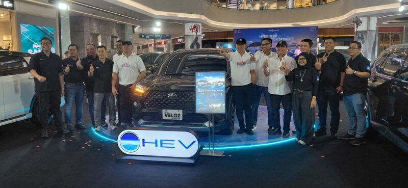 Regional Manager East Agung Toyota, Yunus Arif Prabowo foto bersama pejabat Agung Toyota Batam, usai peluncuran Veloz Hybrid EV di Atrium 2 Grand Batam Mall, Senin (30/3/2026). Matapedia6.com/Luci