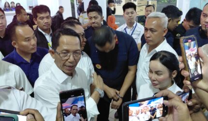 Kepala BP Batam Amsakar Achmad bersama wakil kepala BP Batam Li Claudia Chandra cek pelayanan di pelabuhan internasional di kota Batam, pasca pungli yang dilakukan oleh Oknum Imigrasi kepada wisatawan beberapa waktu lalu, Selasa (31/3/2026). Matapedia6.com/Luci