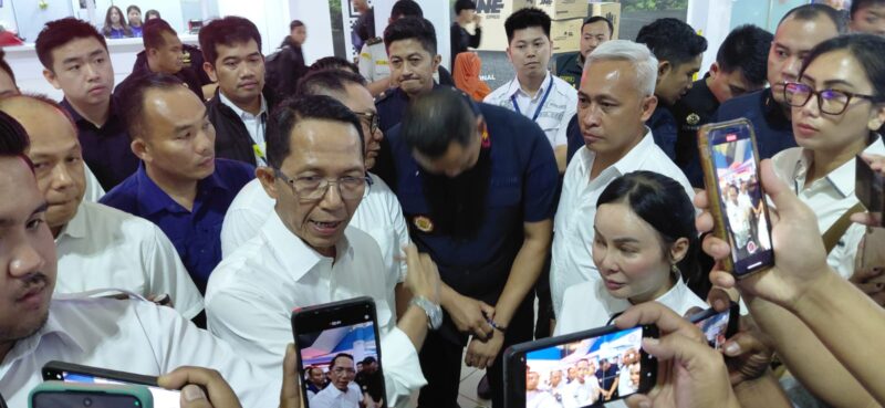 Kepala BP Batam Amsakar Achmad bersama wakil kepala BP Batam Li Claudia Chandra cek pelayanan di pelabuhan internasional di kota Batam, pasca pungli yang dilakukan oleh Oknum Imigrasi kepada wisatawan beberapa waktu lalu, Selasa (31/3/2026). Matapedia6.com/Luci