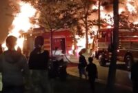 Kebakaran gudang ban bekas di Batu Aji pada Kamis (5/3/2026). Foto:Screenshot/Ajo Monok Facebook