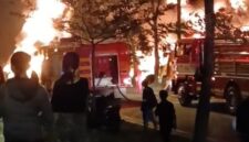 Kebakaran gudang ban bekas di Batu Aji pada Kamis (5/3/2026). Foto:Screenshot/Ajo Monok Facebook