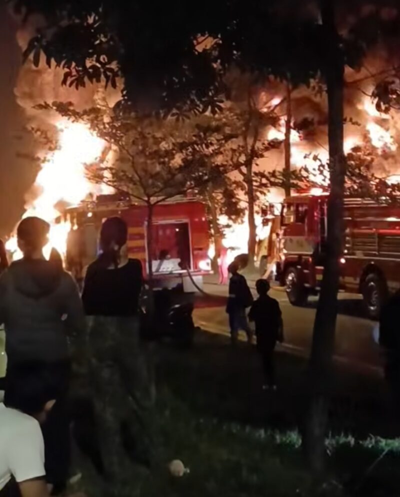 Kebakaran gudang ban bekas di Batu Aji pada Kamis (5/3/2026). Foto:Screenshot/Ajo Monok Facebook