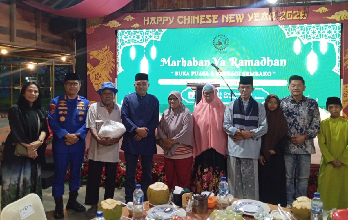 Kepala BP Batam Amsakar Achmad dan Ketua Iperindo Kepri Ali Ulai serta Sekretaris Iperindo Tia saat buka puasa bersama, Kamis (5/3/2026). Foto:Rega/matapedia