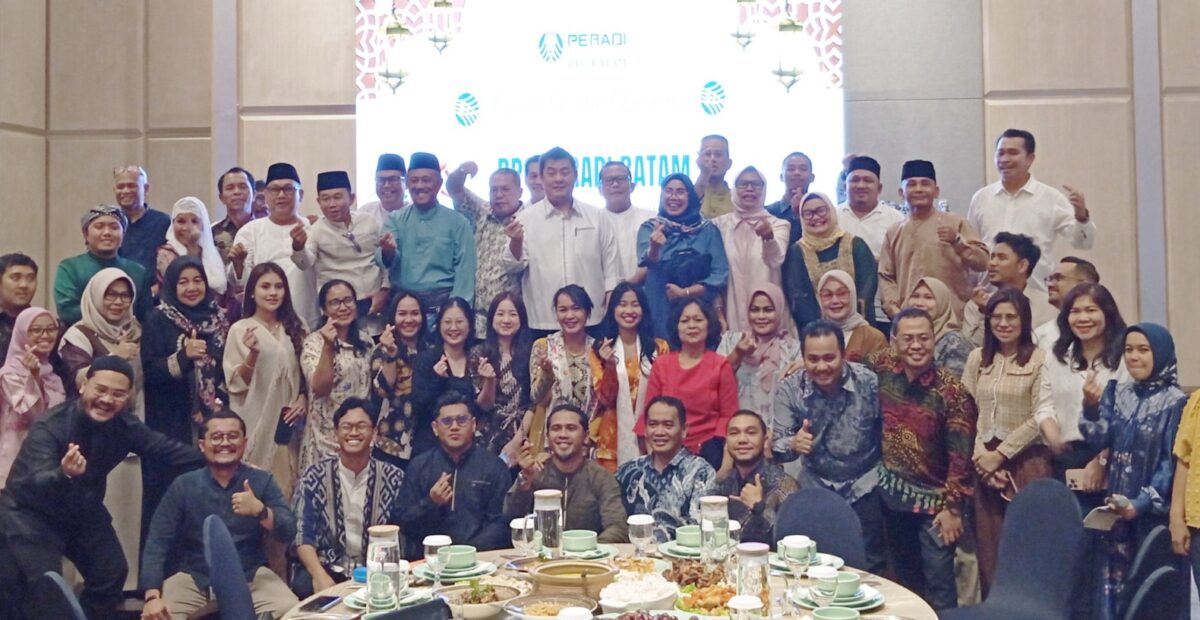 DPC Peradi Batam gelar buka puasa bersama dengan anak yatim di Hotel Haris Batam Center pada Jumat (6/3/2026). Foto:Rega/matapedia