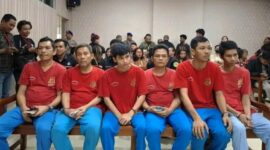 Enam terdakwa kasus penyelundupan narkotika jenis sabu dua ton yang diangkut menggunakan kapal Sea Dragon, dari Thailand dan diamankan diperairan Kepri. Enam terdakwa saat mengikuti persidangan di Pengadilan Negeri Batam, di Batam Centre, beberapa waktu lalu. Matapedia6.com/ Istimewa