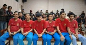 Enam terdakwa kasus penyelundupan narkotika jenis sabu dua ton yang diangkut menggunakan kapal Sea Dragon, dari Thailand dan diamankan diperairan Kepri. Enam terdakwa saat mengikuti persidangan di Pengadilan Negeri Batam, di Batam Centre, beberapa waktu lalu. Matapedia6.com/ Istimewa