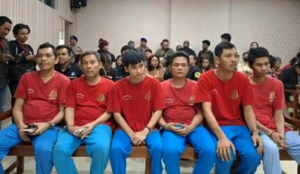 Enam terdakwa kasus penyelundupan narkotika jenis sabu dua ton yang diangkut menggunakan kapal Sea Dragon, dari Thailand dan diamankan diperairan Kepri. Enam terdakwa saat mengikuti persidangan di Pengadilan Negeri Batam, di Batam Centre, beberapa waktu lalu. Matapedia6.com/ Istimewa