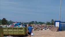 Seorang warga sedang membuang sampah ke Bin Kontainer yang ada di lokasi rumah pompa air, Jodoh, Nagoya kota Batam, Provinsi Kepri, Selasa (10/3/2026). Matapedia6.com/Luci