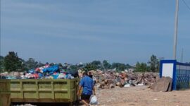 Seorang warga sedang membuang sampah ke Bin Kontainer yang ada di lokasi rumah pompa air, Jodoh, Nagoya kota Batam, Provinsi Kepri, Selasa (10/3/2026). Matapedia6.com/Luci