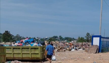 Seorang warga sedang membuang sampah ke Bin Kontainer yang ada di lokasi rumah pompa air, Jodoh, Nagoya kota Batam, Provinsi Kepri, Selasa (10/3/2026). Matapedia6.com/Luci