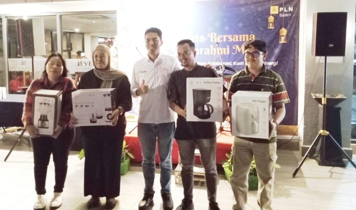 Manager Humas dan Informasi PLN Batam, Yoga Perdana saat memberikan hadiah dalam buka puasa bersama jurnalis, Rabu (11/3/2026). Foto:Rega/matapedia