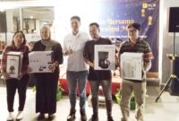 Manager Humas dan Informasi PLN Batam, Yoga Perdana saat memberikan hadiah dalam buka puasa bersama jurnalis, Rabu (11/3/2026). Foto:Rega/matapedia