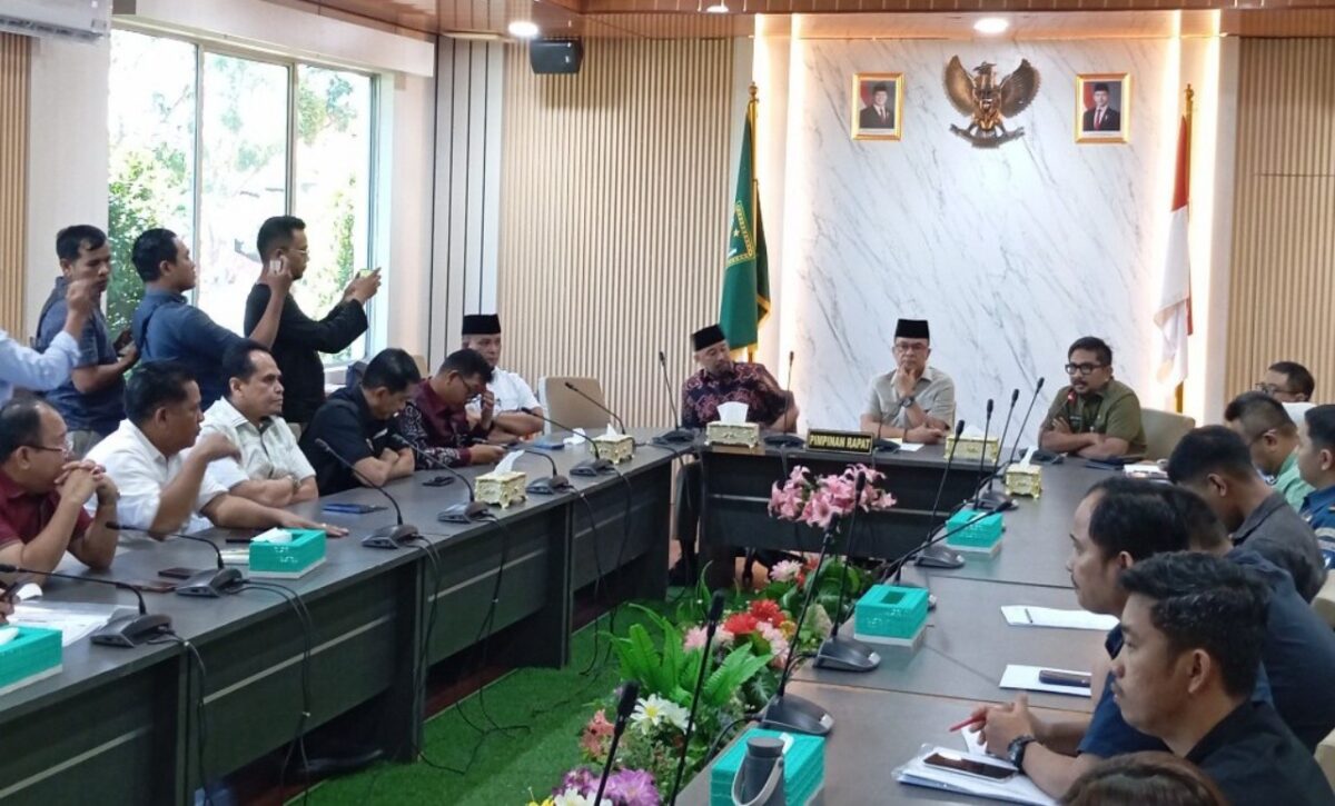 Wakil Ketua I DPRD Batam Aweng Kurniawan dan Wakil Ketua III Yunus dalam RDPU kapal tugboat terbalik di perairan PT ASL, Kamis (12/3/2026). Foto:Zalfirega/matapedia