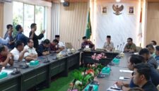 Wakil Ketua I DPRD Batam Aweng Kurniawan dan Wakil Ketua III Yunus dalam RDPU kapal tugboat terbalik di perairan PT ASL, Kamis (12/3/2026). Foto:Zalfirega/matapedia