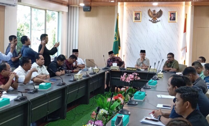 Wakil Ketua I DPRD Batam Aweng Kurniawan dan Wakil Ketua III Yunus dalam RDPU kapal tugboat terbalik di perairan PT ASL, Kamis (12/3/2026). Foto:Zalfirega/matapedia