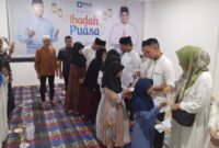 Ketua DPW PAN Kepri, Ridhwan Bintang saat memberikan santunan kepada anak Yatim pada acara buka puasa bersama di kantor DPW PAN Kepri, Komplek Ruko Universitas Batam (UNIBA) Blok B No.5, Batam Center, Minggu (14/3/2026). Matapedia6.com/Luci
