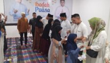 Ketua DPW PAN Kepri, Ridhwan Bintang saat memberikan santunan kepada anak Yatim pada acara buka puasa bersama di kantor DPW PAN Kepri, Komplek Ruko Universitas Batam (UNIBA) Blok B No.5, Batam Center, Minggu (14/3/2026). Matapedia6.com/Luci
