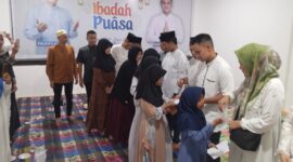 Ketua DPW PAN Kepri, Ridhwan Bintang saat memberikan santunan kepada anak Yatim pada acara buka puasa bersama di kantor DPW PAN Kepri, Komplek Ruko Universitas Batam (UNIBA) Blok B No.5, Batam Center, Minggu (14/3/2026). Matapedia6.com/Luci
