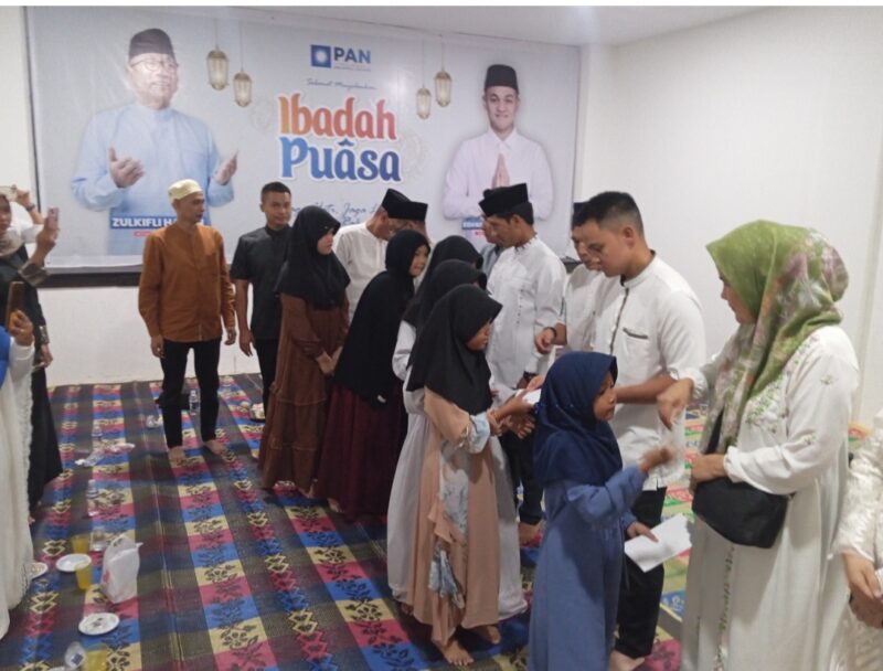 Ketua DPW PAN Kepri, Ridhwan Bintang saat memberikan santunan kepada anak Yatim pada acara buka puasa bersama di kantor DPW PAN Kepri, Komplek Ruko Universitas Batam (UNIBA) Blok B No.5, Batam Center, Minggu (14/3/2026). Matapedia6.com/Luci