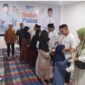 Ketua DPW PAN Kepri, Ridhwan Bintang saat memberikan santunan kepada anak Yatim pada acara buka puasa bersama di kantor DPW PAN Kepri, Komplek Ruko Universitas Batam (UNIBA) Blok B No.5, Batam Center, Minggu (14/3/2026). Matapedia6.com/Luci
