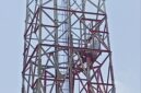 Pria 26 tahun bernama Imam saat duduk santai di atas tower telekomunikasi di belakang masjid Baiturahman Sekupang, Kamis (26/3/2026). Matapedia6.com/Luci