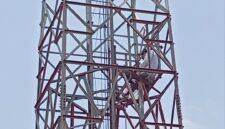 Pria 26 tahun bernama Imam saat duduk santai di atas tower telekomunikasi di belakang masjid Baiturahman Sekupang, Kamis (26/3/2026). Matapedia6.com/Luci