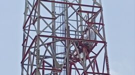 Pria 26 tahun bernama Imam saat duduk santai di atas tower telekomunikasi di belakang masjid Baiturahman Sekupang, Kamis (26/3/2026). Matapedia6.com/Luci