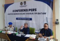 Kepala Kantor Wilayah Direktorat Jenderal Imigrasi Kepulauan Riau, Ujo Sujoto dan Kepala Kantor Imigrasi Batam, Hajar Aswad, serta tim Direktorat Kepatuhan Internal dalam jumpa pers di Batu Ampar, Minggu (29/3/2026). Foto:Rega/matapedia