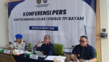 Kepala Kantor Wilayah Direktorat Jenderal Imigrasi Kepulauan Riau, Ujo Sujoto dan Kepala Kantor Imigrasi Batam, Hajar Aswad, serta tim Direktorat Kepatuhan Internal dalam jumpa pers di Batu Ampar, Minggu (29/3/2026). Foto:Rega/matapedia