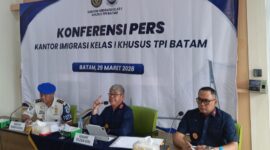 Kepala Kantor Wilayah Direktorat Jenderal Imigrasi Kepulauan Riau, Ujo Sujoto dan Kepala Kantor Imigrasi Batam, Hajar Aswad, serta tim Direktorat Kepatuhan Internal dalam jumpa pers di Batu Ampar, Minggu (29/3/2026). Foto:Rega/matapedia