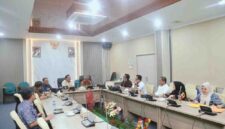 Sekretaris Komisi I DPRD Batam, Anwar Anas, bersama anggota Hendrik menyambut rombongan DPRD Kampar pada Selasa (31/3/2026). Foto:Dok. Sekwan